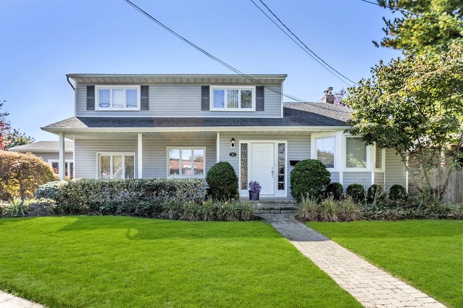 42 Hill Road, Plainview, NY 11803, Presented by Doris Kason